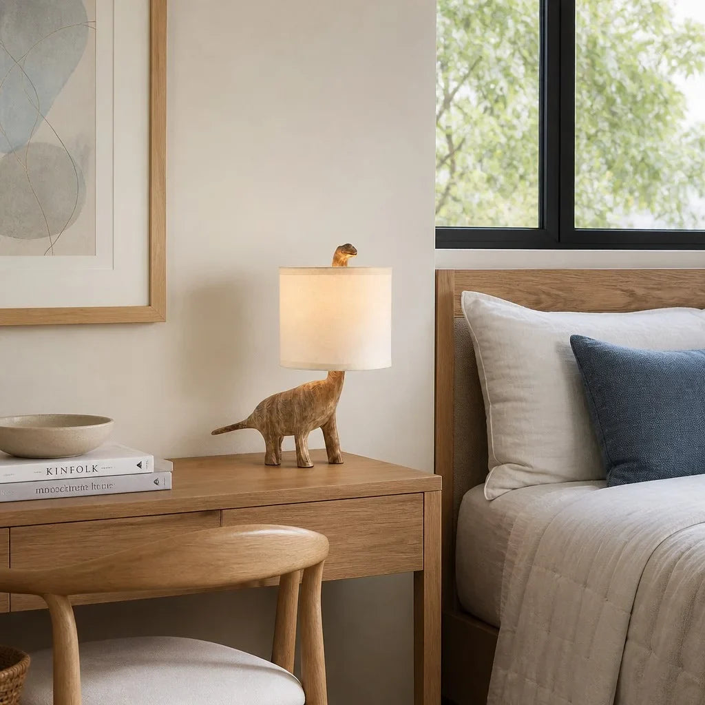 Lámpara de mesa dinosaurio de madera Dinora en un dormitorio infantil – imagen 9