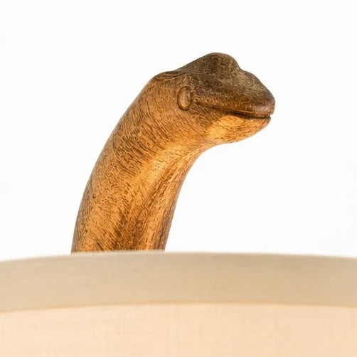 Lámpara de mesa dinosaurio de madera Dinora en un dormitorio infantil – imagen 10