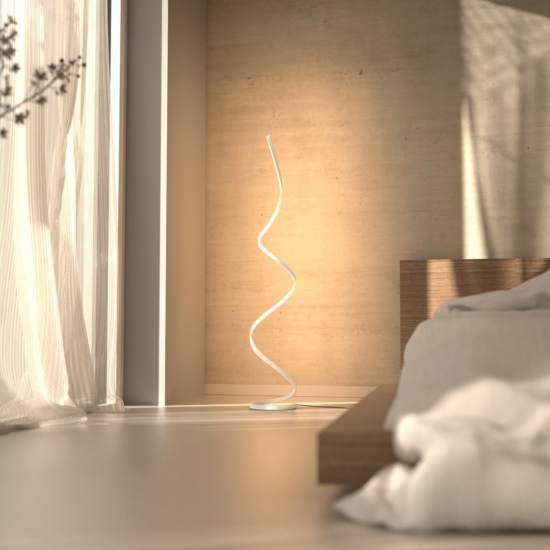 Lámpara de pie LED en espiral Rizela – acabado blanco junto a la cama