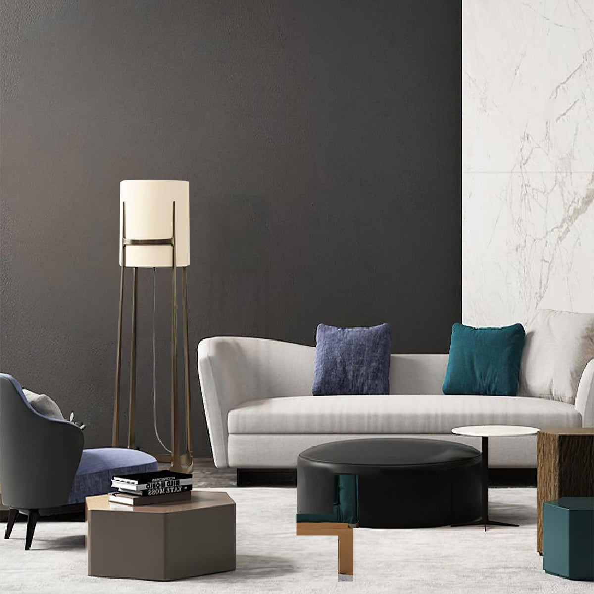 Lámpara de pie con pantalla de tela blanca y marco de bronce Elbora junto a un sofá en el salón – imagen 10