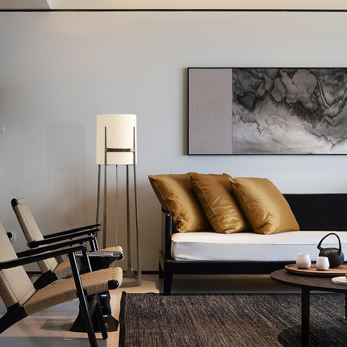 Lámpara de pie con pantalla de tela blanca y marco de bronce Elbora junto a un sofá en el salón – imagen 11