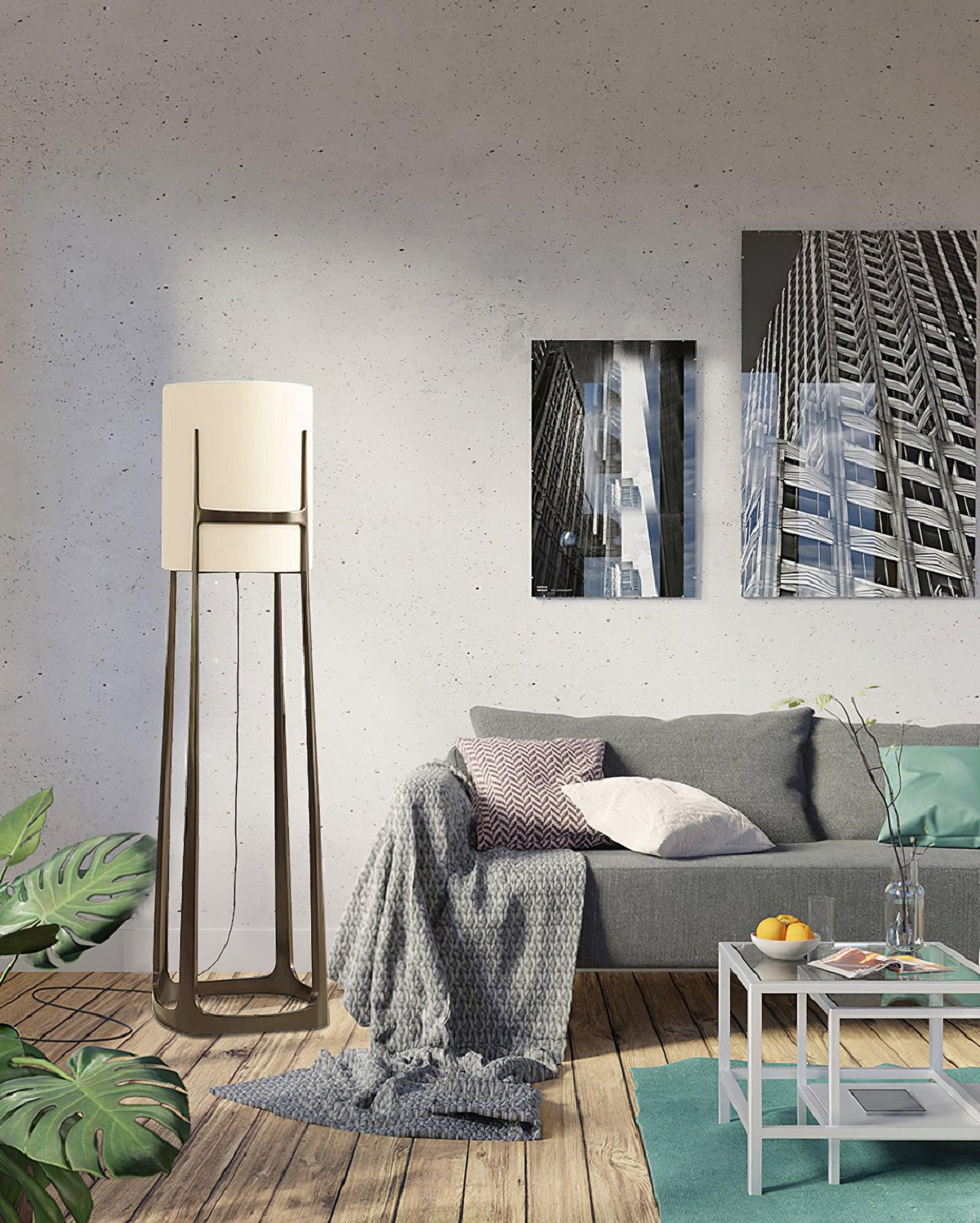 Lámpara de pie con pantalla de tela blanca y marco de bronce Elbora junto a un sofá en el salón – imagen 12