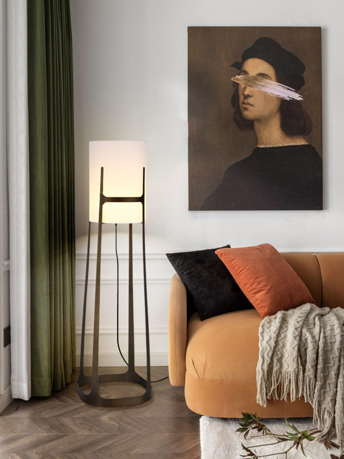 Lámpara de pie con pantalla de tela blanca y marco de bronce Elbora junto a un sofá en el salón – imagen 14
