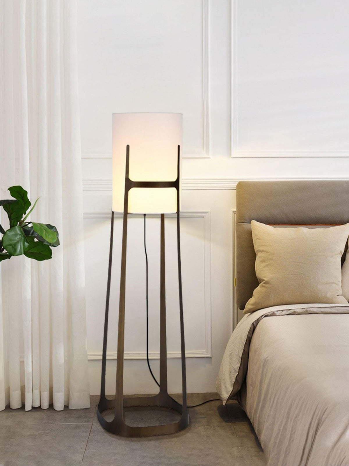 Lámpara de pie con pantalla de tela blanca y marco de bronce Elbora junto a un sofá en el salón – imagen 15