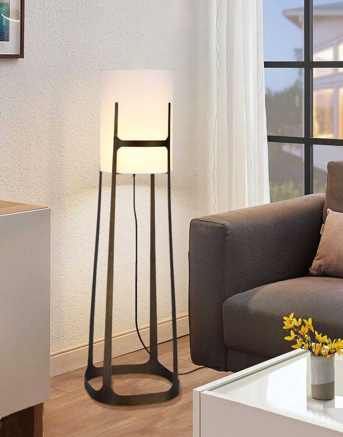 Lámpara de pie con pantalla de tela blanca y marco de bronce Elbora junto a un sofá en el salón – imagen 21