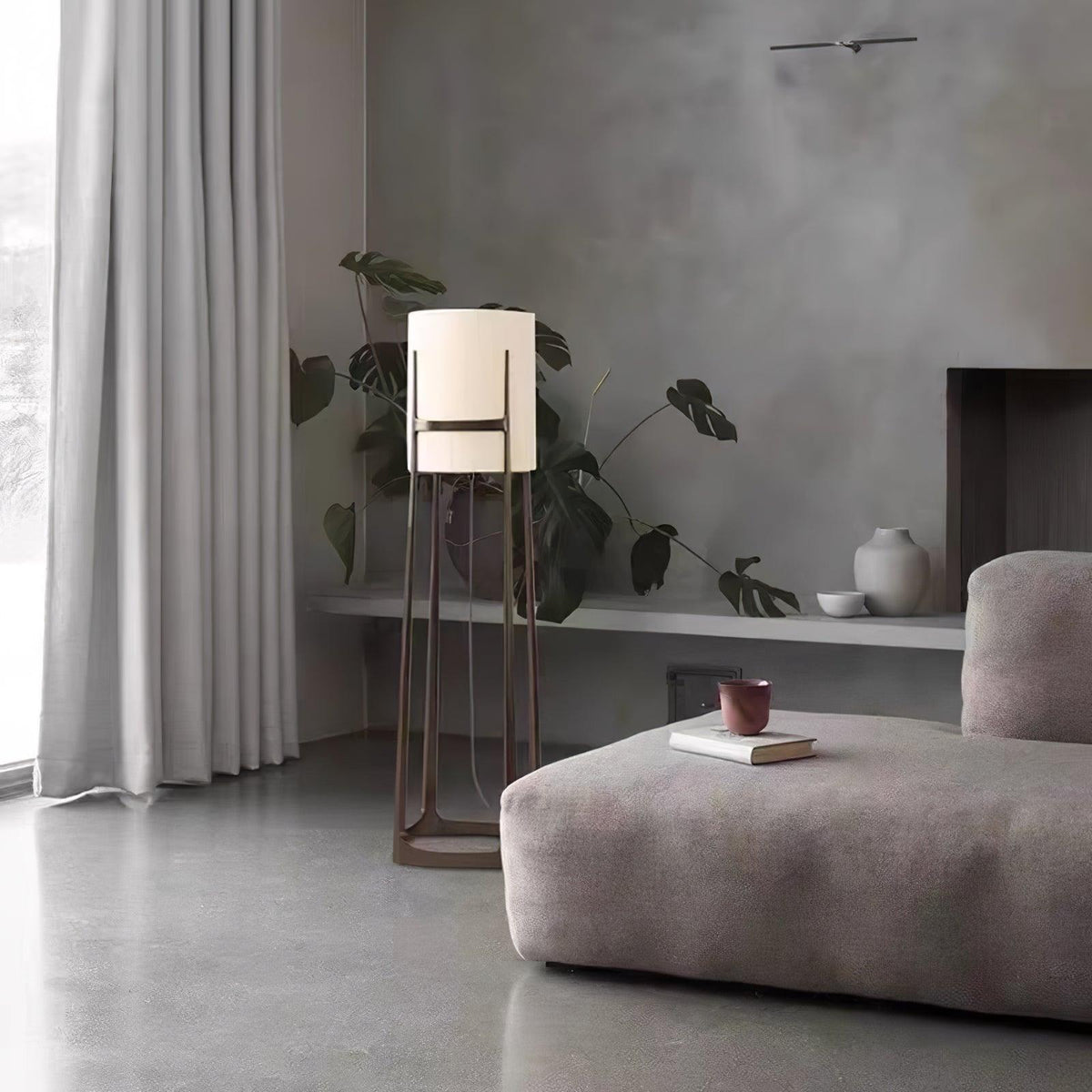 Lámpara de pie con pantalla de tela blanca y marco de bronce Elbora junto a un sofá en el salón – imagen 23