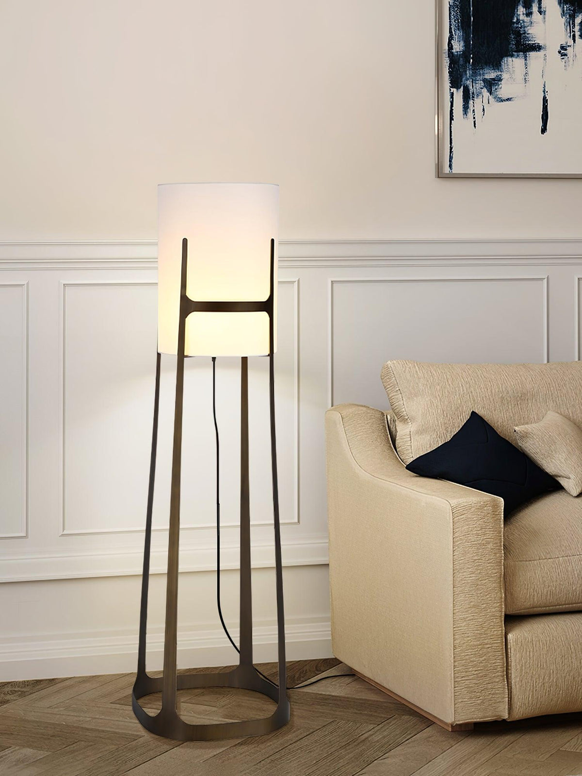 Lámpara de pie con pantalla de tela blanca y marco de bronce Elbora junto a un sofá en el salón – imagen 20