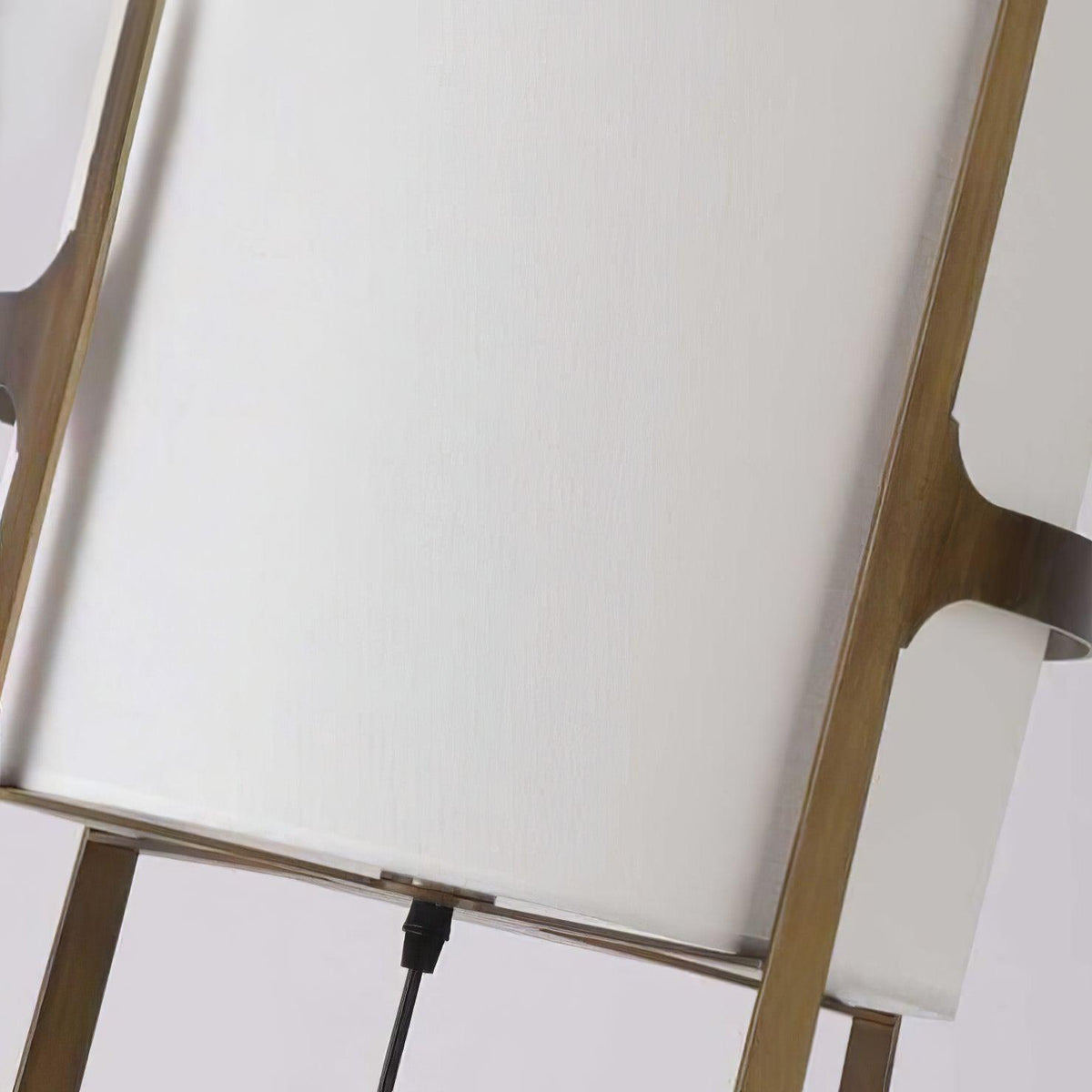Lámpara de pie con pantalla de tela blanca y marco de bronce Elbora – detalle de la pantalla de tela