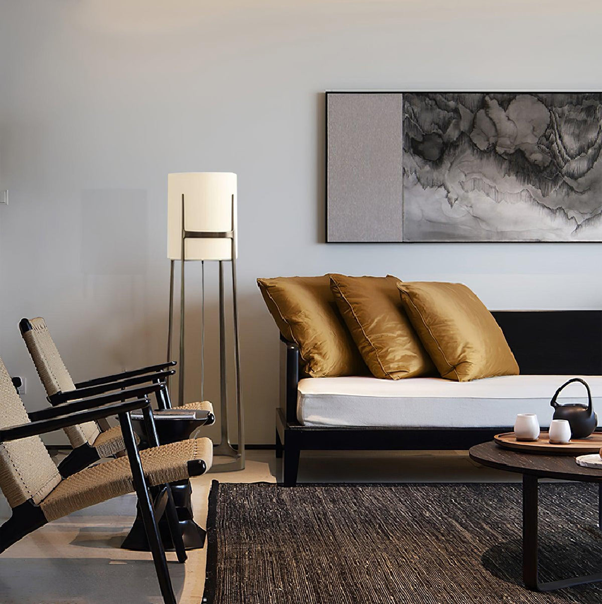 Lámpara de pie con pantalla de tela blanca y marco de bronce Elbora junto a un sofá en el salón – imagen 24
