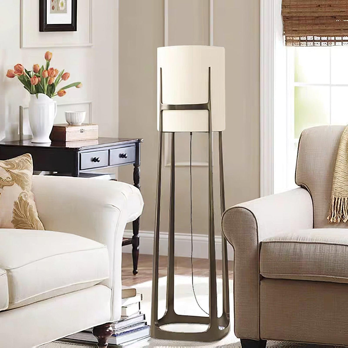 Lámpara de pie con pantalla de tela blanca y marco de bronce Elbora junto a un sofá en el salón – imagen 22