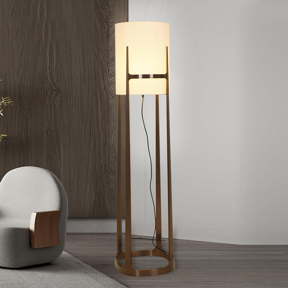 Lámpara de pie con pantalla de tela blanca y marco de bronce Elbora junto a un sofá en el salón – imagen 13