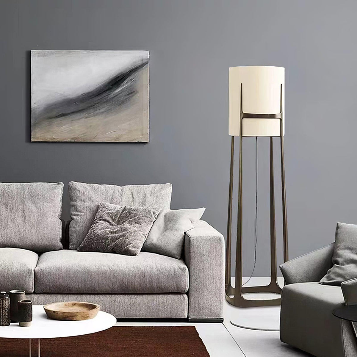 Lámpara de pie con pantalla de tela blanca y marco de bronce Elbora junto a un sofá en el salón – imagen 25