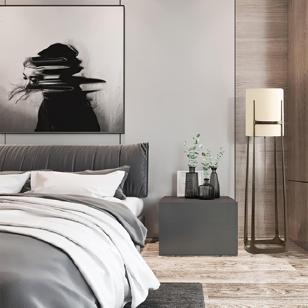 Lámpara de pie con pantalla de tela blanca y marco de bronce Elbora junto a un sofá en el salón – imagen 7
