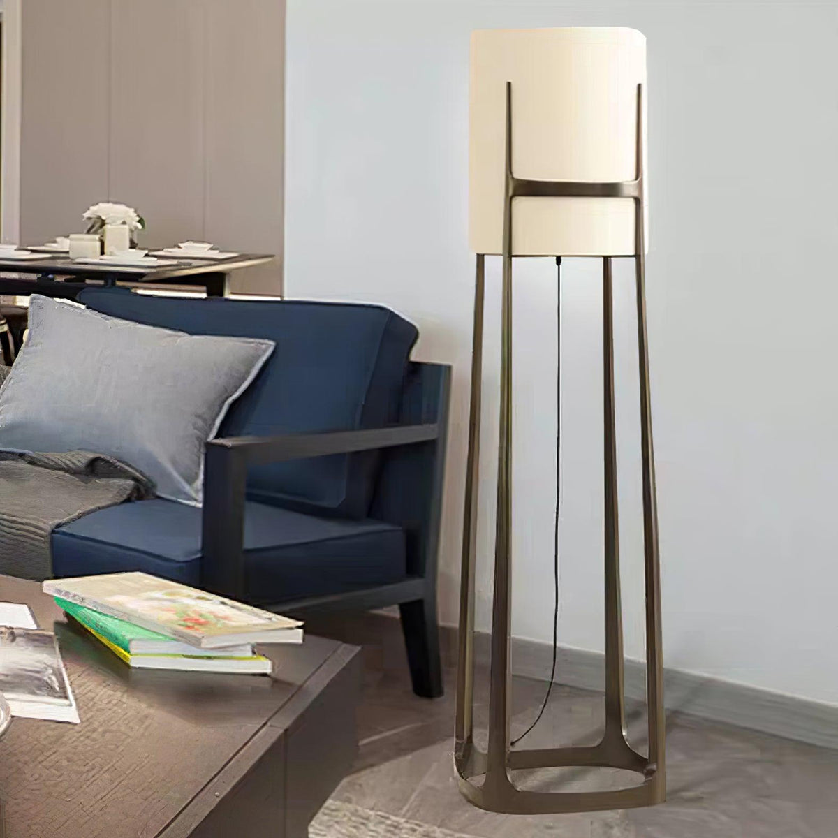Lámpara de pie con pantalla de tela blanca y marco de bronce Elbora junto a un sofá en el salón – imagen 8