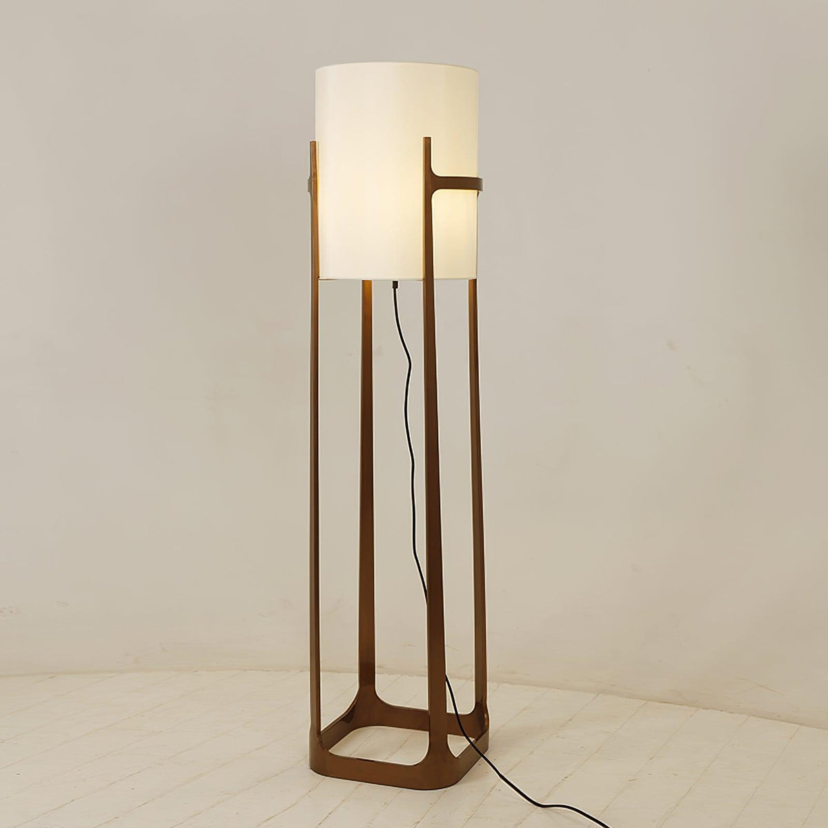 Lámpara de pie con pantalla de tela blanca y marco de bronce Elbora junto a un sofá en el salón – imagen 9