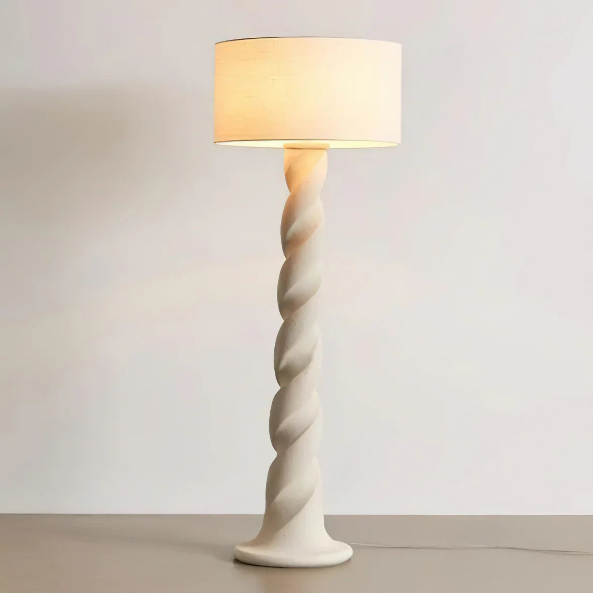 Lámpara de pie columna torneada Yeseta en un salón luminoso – imagen 2