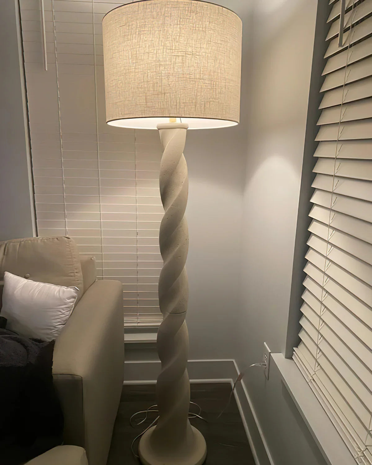 Lámpara de pie columna torneada Yeseta en un salón luminoso – imagen 7