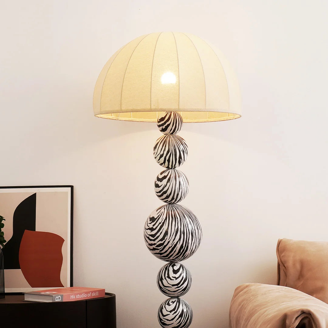 Lámpara de pie de esferas Sabrela en un salón acogedor – imagen 9