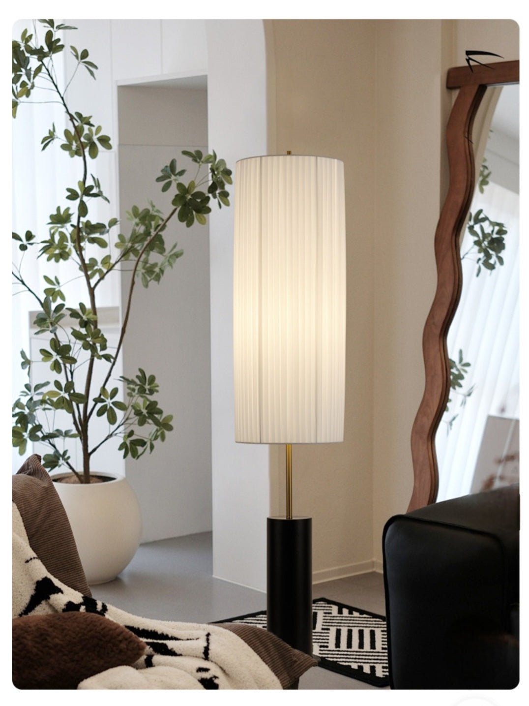 Lámpara de pie japandi Heranda en un salón sereno – imagen 6