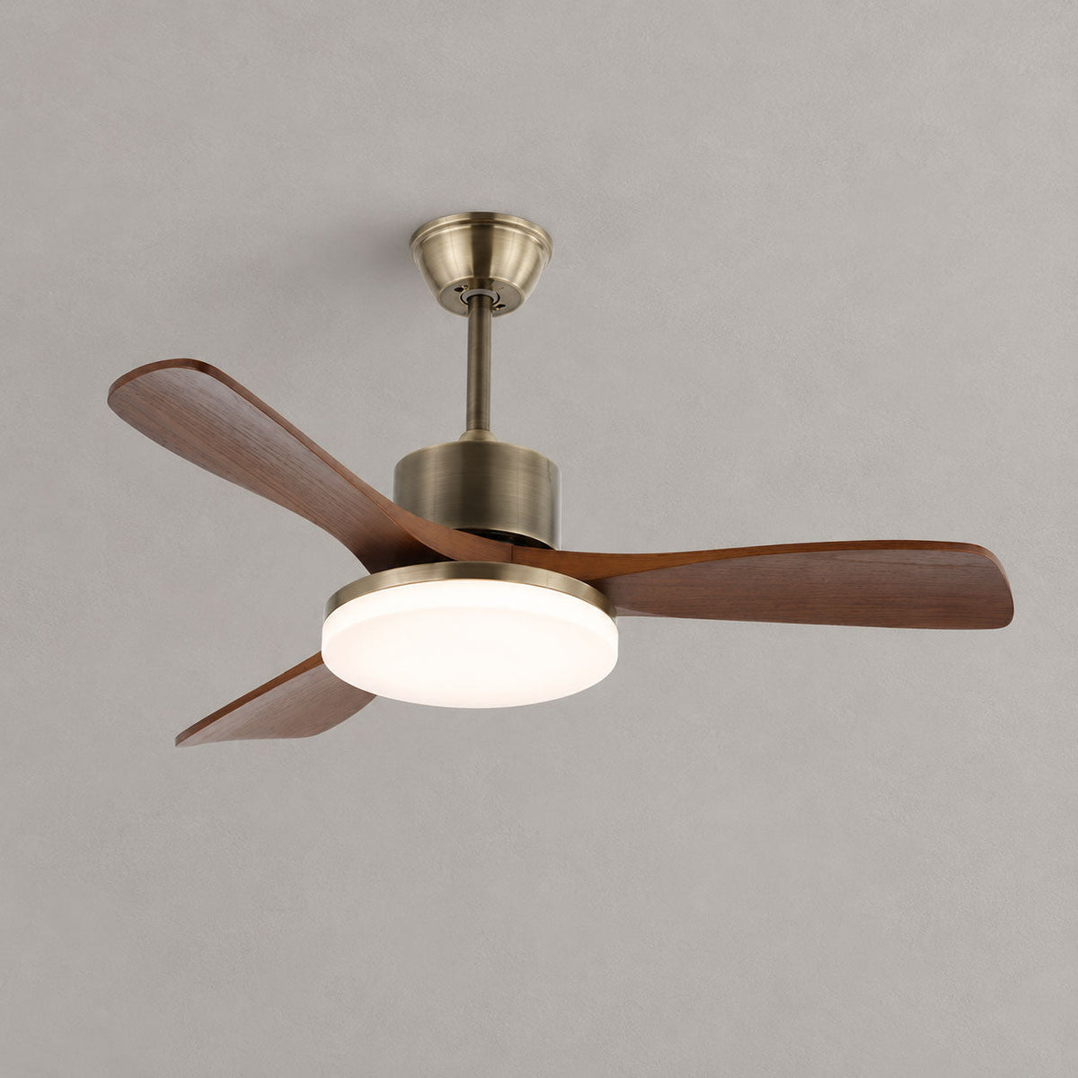 Ventilador de techo con luz Brisel en un salón acogedor – imagen 26