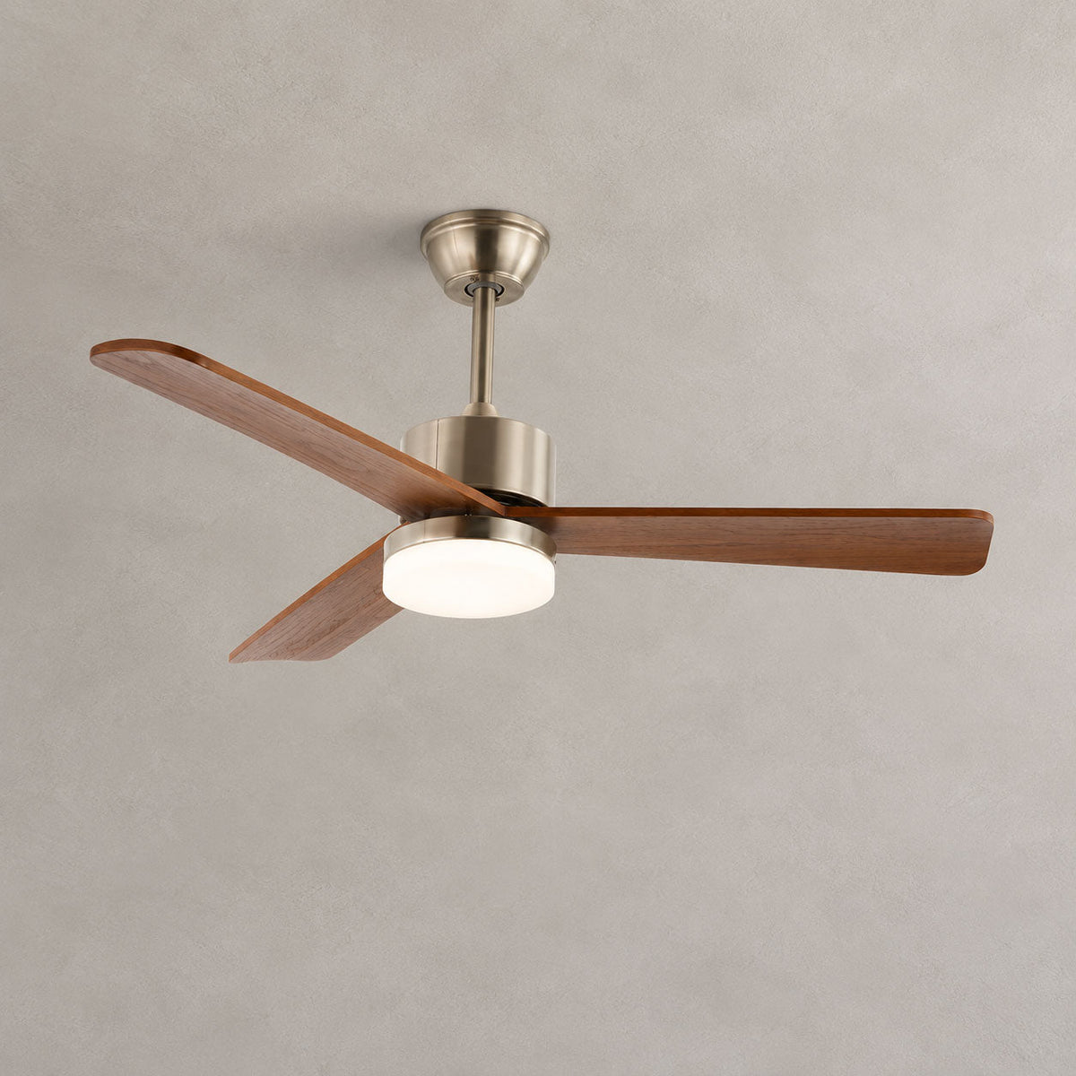 Ventilador de techo con luz Brisel en un salón acogedor – imagen 29