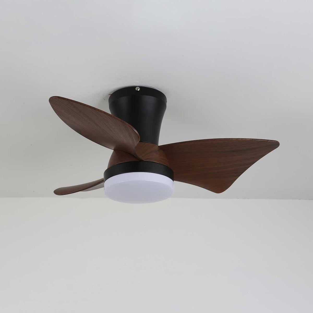 Ventilador de techo con luz Garbina en un dormitorio acogedor – imagen 10