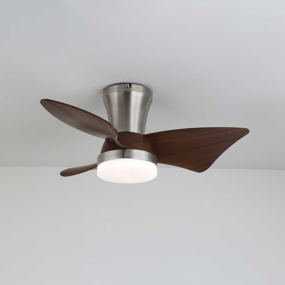 Ventilador de techo con luz Garbina en un dormitorio acogedor – imagen 3