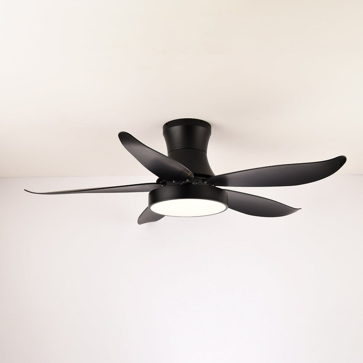 Ventilador de techo con luz Ilonda en un salón contemporáneo – imagen 14
