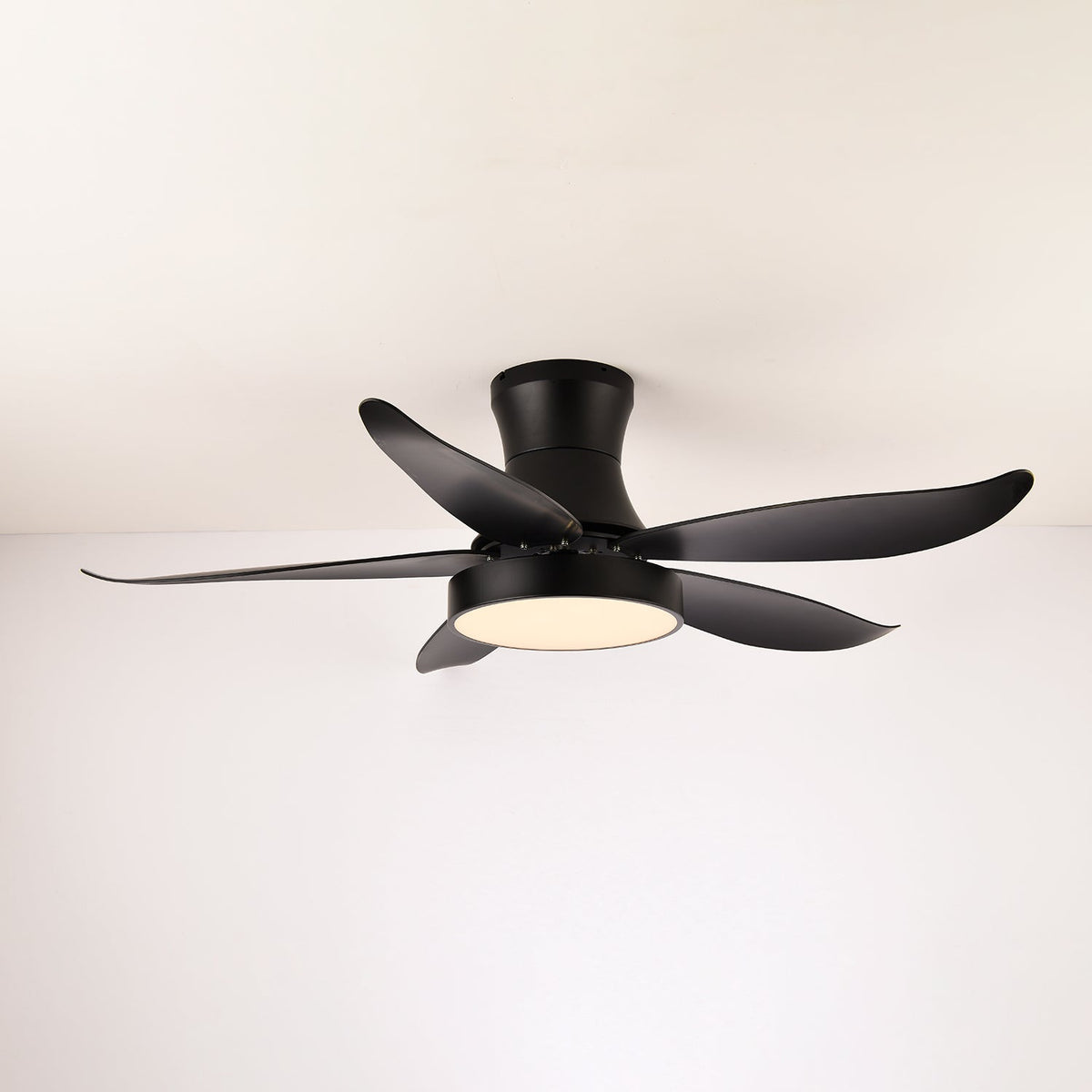 Ventilador de techo con luz Ilonda en un salón contemporáneo – imagen 2