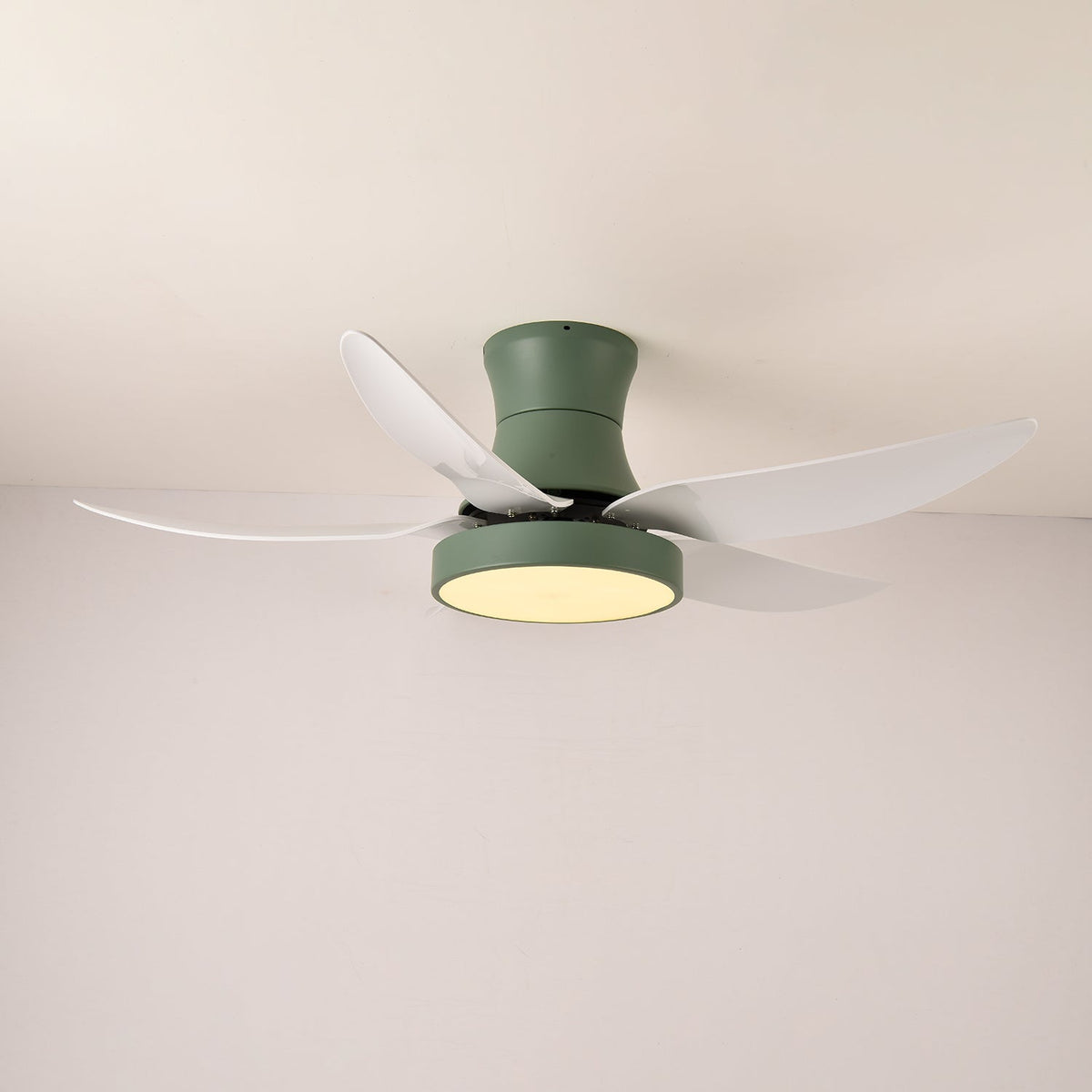 Ventilador de techo con luz Ilonda en un salón contemporáneo – imagen 6