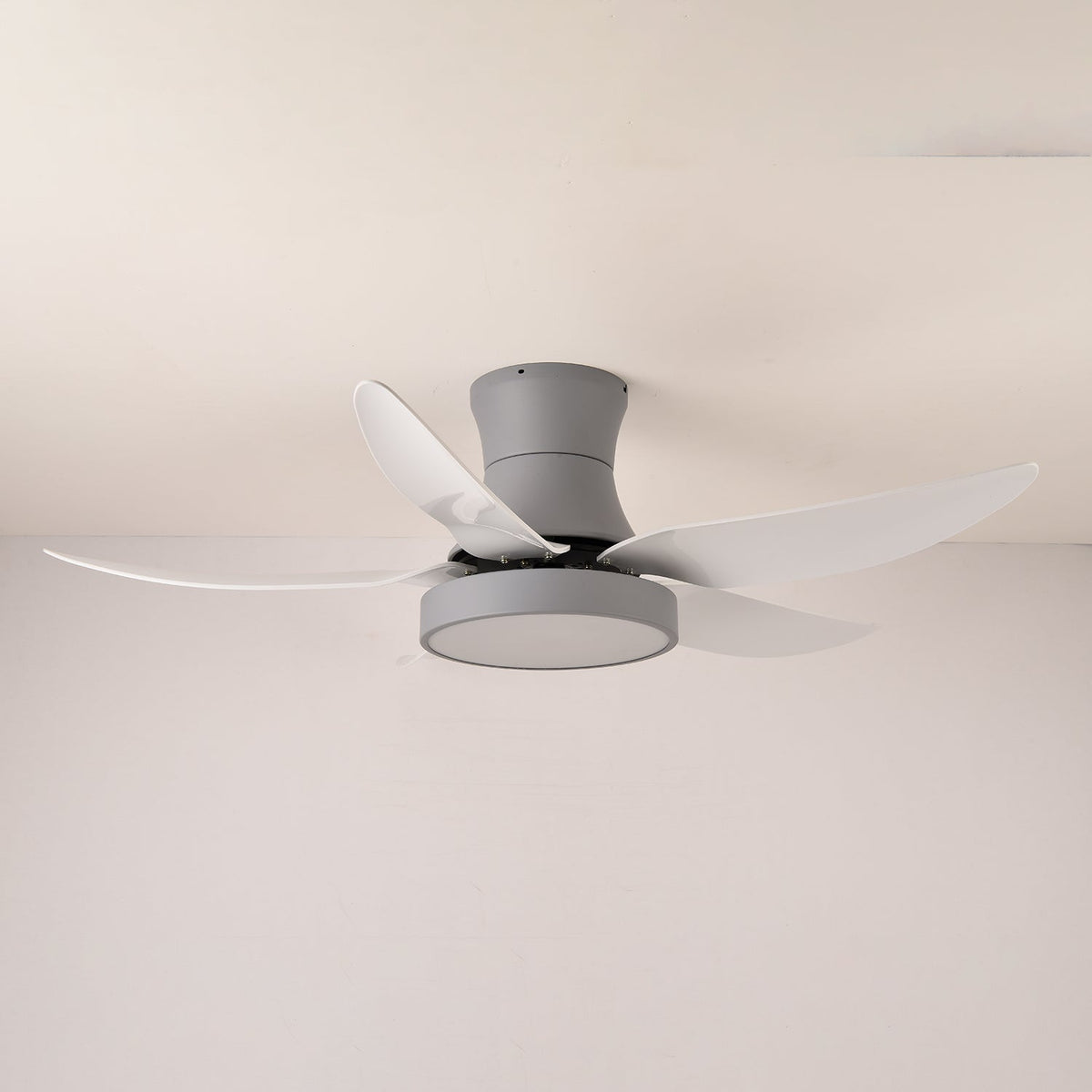 Ventilador de techo con luz Ilonda en un salón contemporáneo – imagen 11
