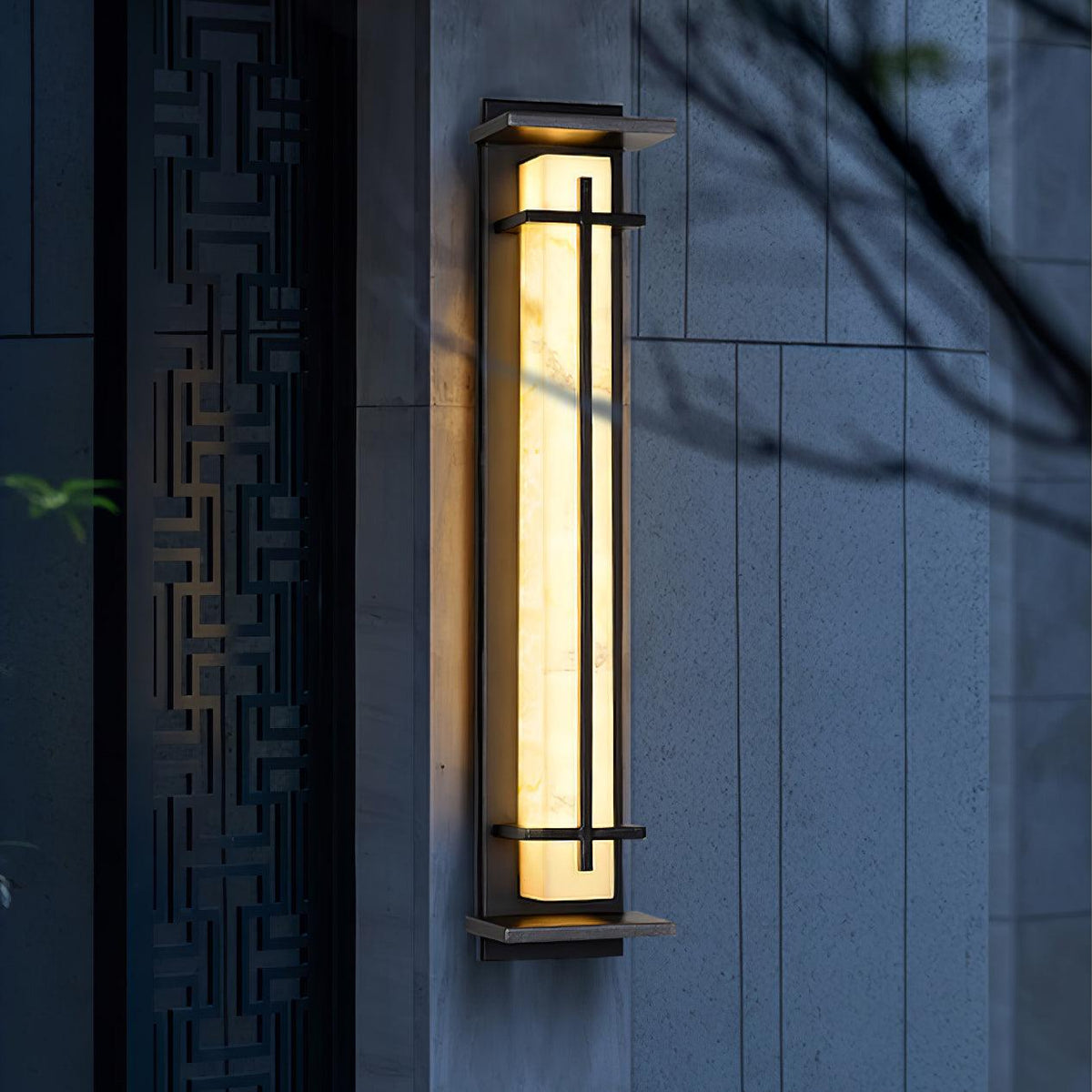 Aplique de pared exterior LED Xalba con efecto alabastro en una fachada al anochecer – imagen 9