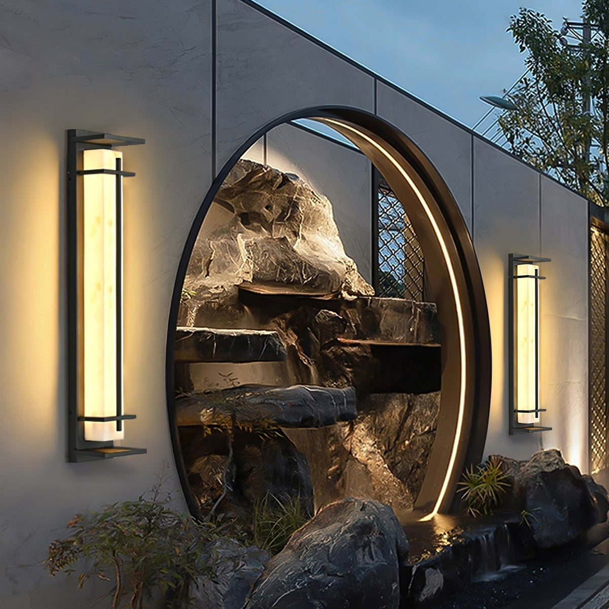 Aplique de pared exterior LED Xalba con efecto alabastro en una fachada al anochecer – imagen 16