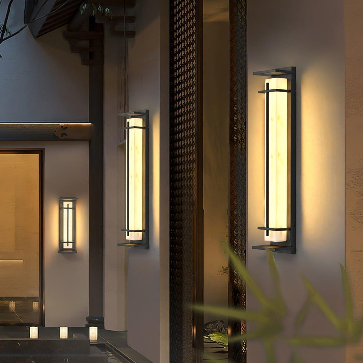 Aplique de pared exterior LED Xalba con efecto alabastro en una fachada al anochecer – imagen 5
