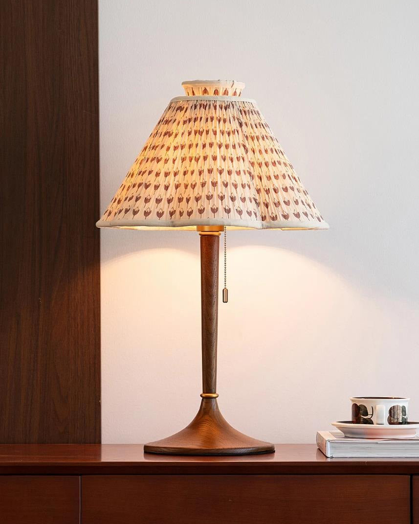 Lámpara de mesa plisada Tulipela – encendida sobre una cómoda
