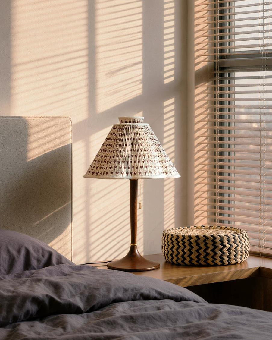 Lámpara de mesa plisada Tulipela – con la luz del atardecer