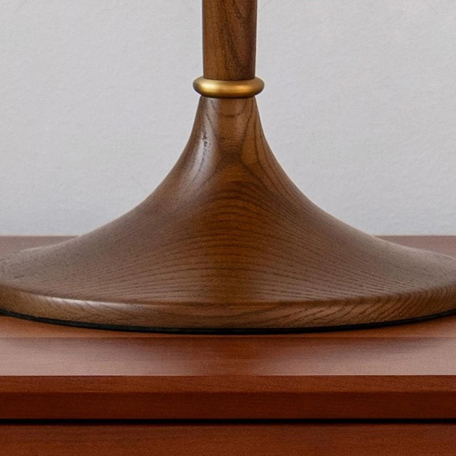 Lámpara de mesa plisada Tulipela – detalle de la base acampanada