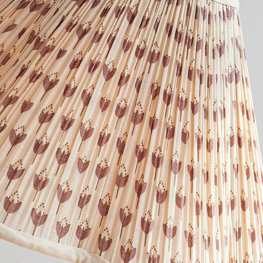 Lámpara de mesa plisada Tulipela – detalle de la pantalla plisada estampada