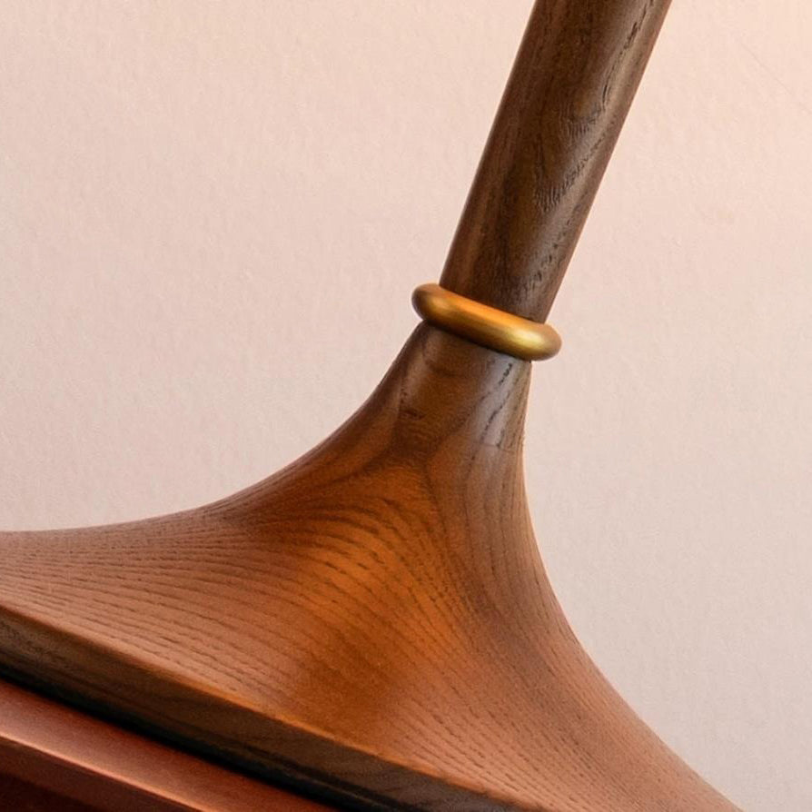 Lámpara de mesa plisada Tulipela – detalle del pie de madera y el anillo bronce