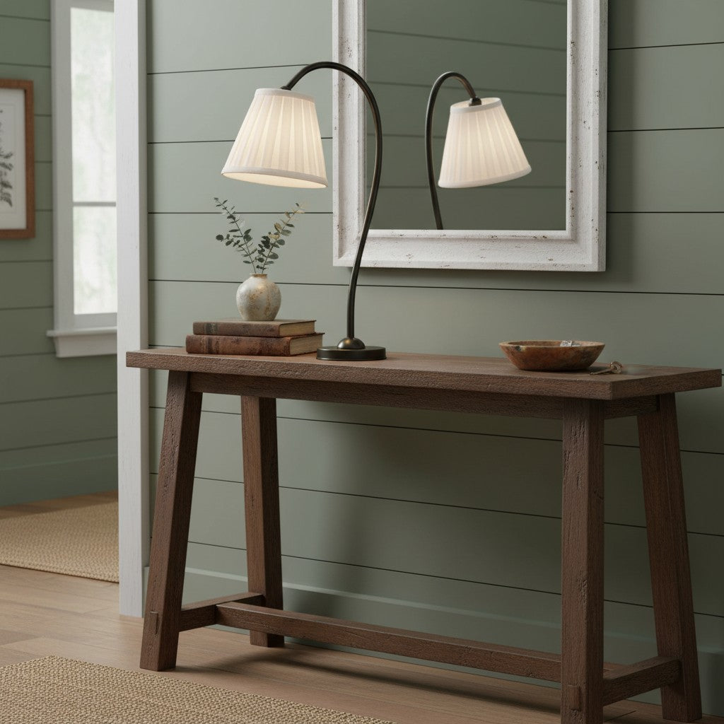 Lámpara de mesa clásica Linara sobre un escritorio de madera – imagen 12