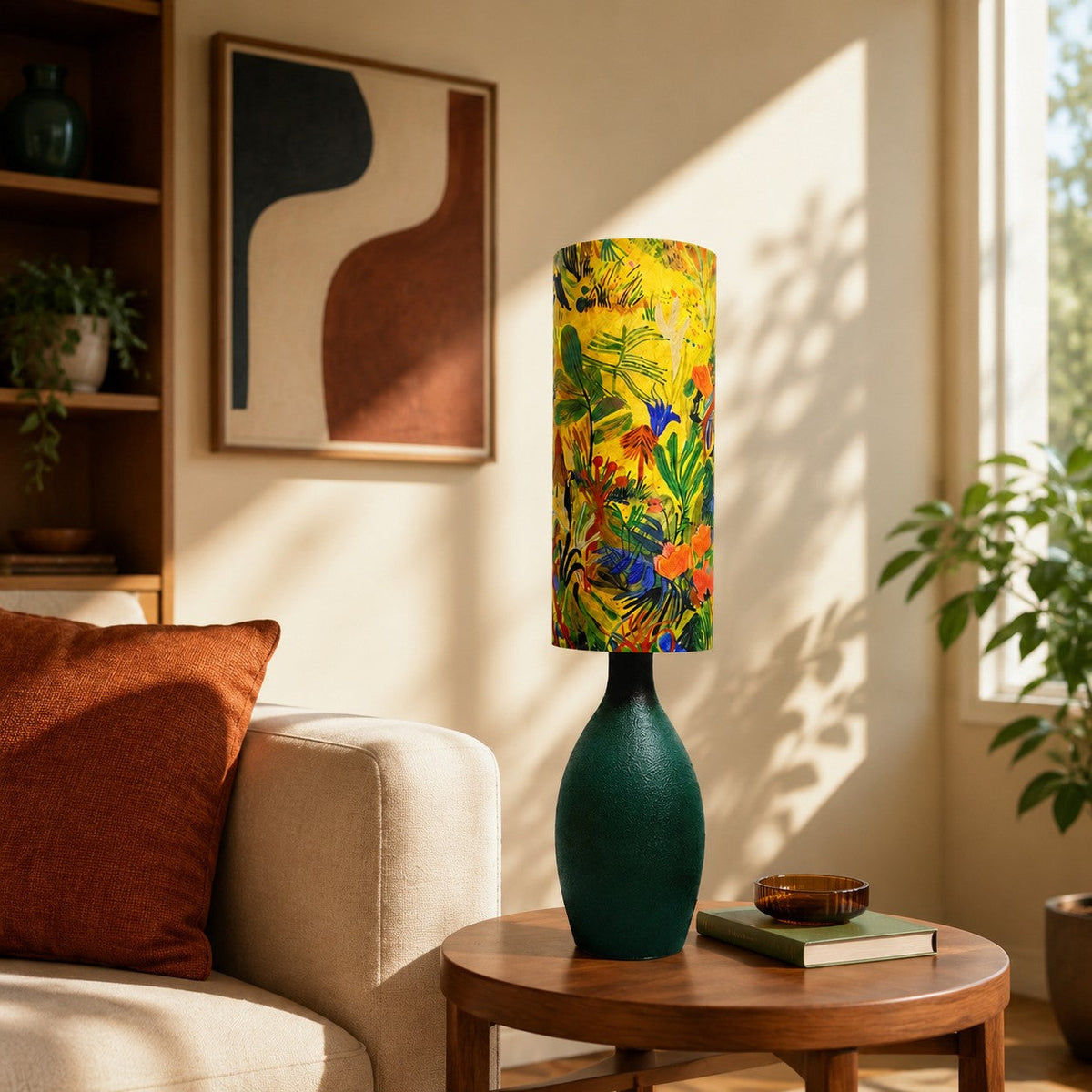 Lámpara de mesa de cerámica Zinara – con pantalla amarilla y verde junto a un sofá