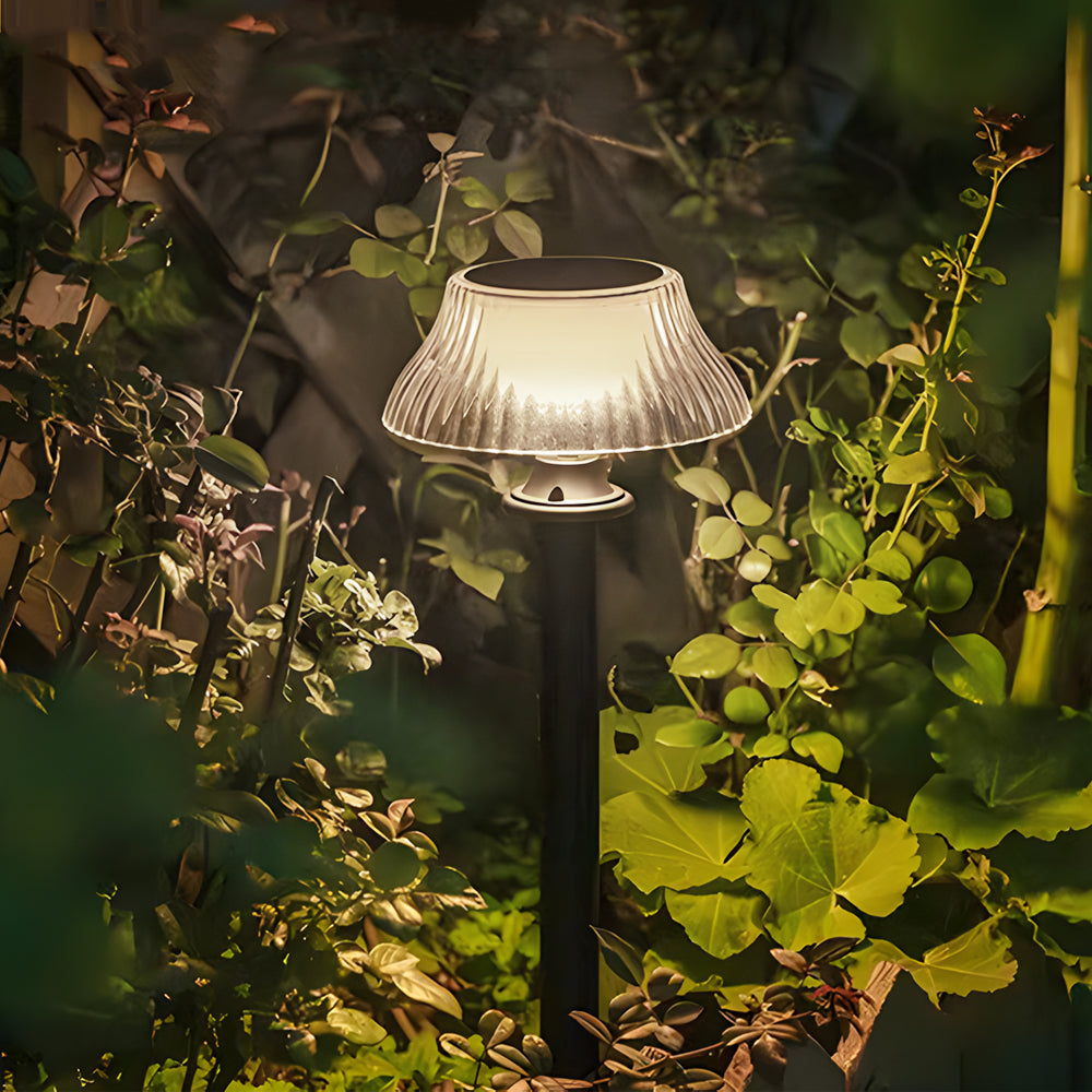 Estaca solar de jardín Olesta – encendida entre plantas de noche