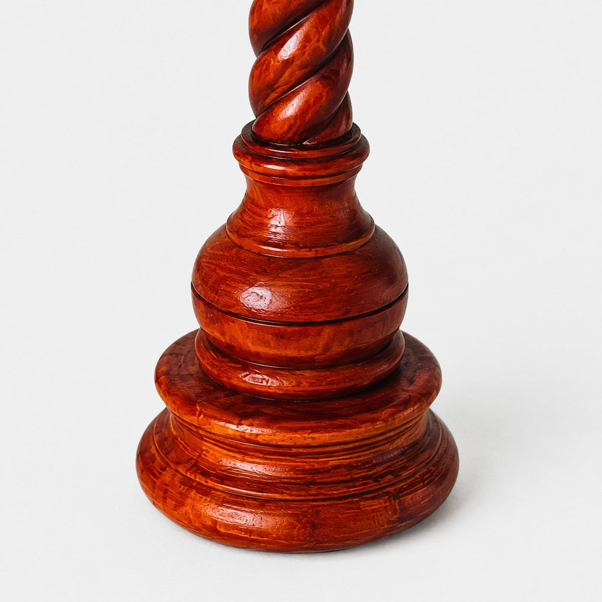 Lámpara de mesa de madera torneada con pantalla floral Torcela – detalle de la base de madera torneada