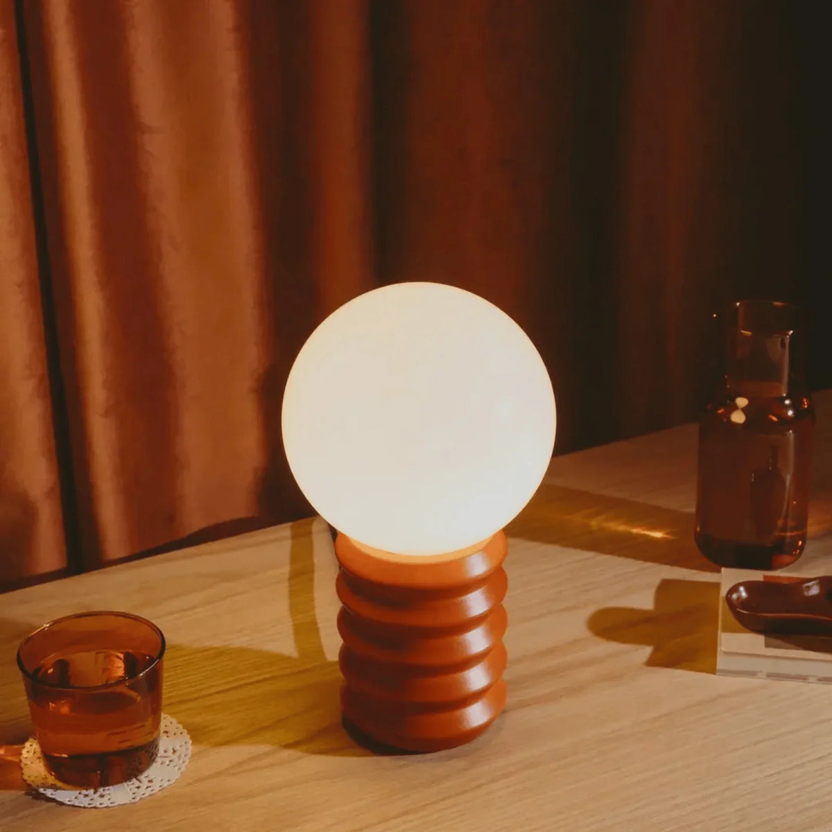 Lámpara de mesa retro con globo de cristal Leluna en un salón cálido – imagen 6