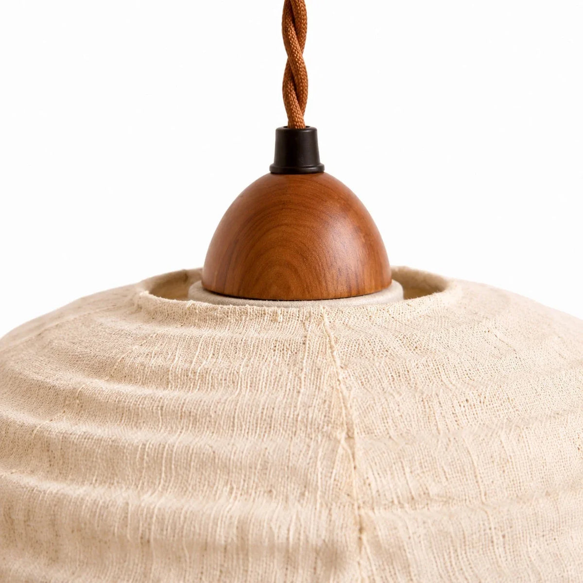 Lámpara colgante de tela de algodón y lino Delino – detalle del remate de madera