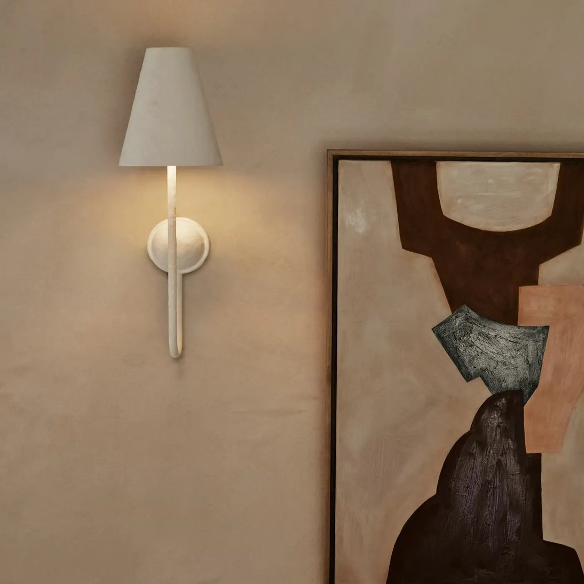 Aplique de pared de yeso Mosela – junto a un cuadro abstracto