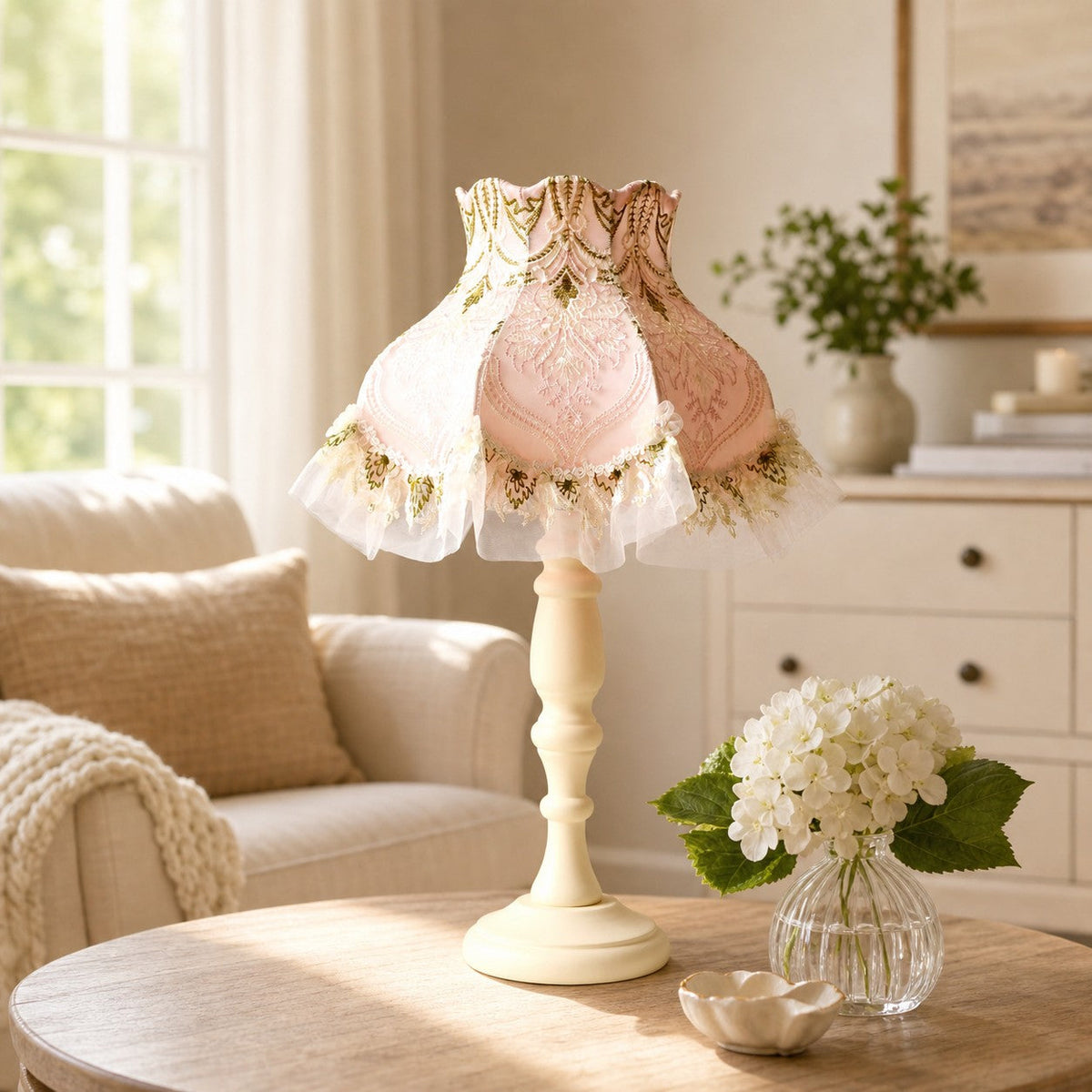 Lámpara de mesa vintage Randela – en blanco crema junto a un sillón