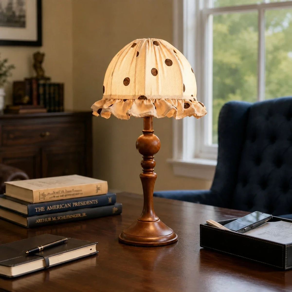 Lámpara de mesa vintage de lunares Topela – encendida en un despacho acogedor