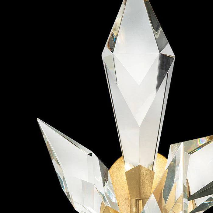 Aplique de pared Yelada con hojas de cristal tallado – detalle de la hoja de cristal central y el pan de oro