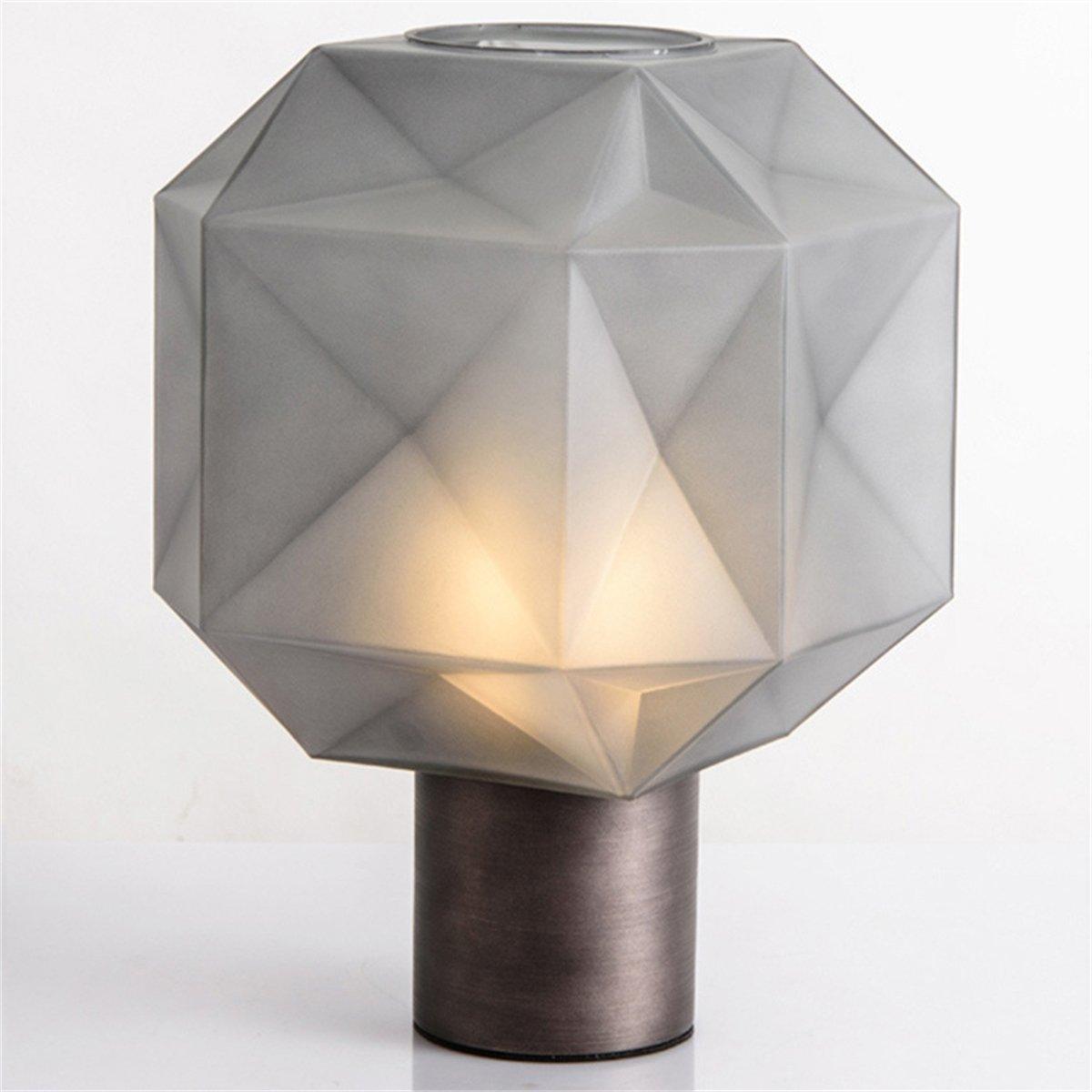 Lámpara de mesa de cristal facetado Adiara sobre una mesita de noche – imagen 10